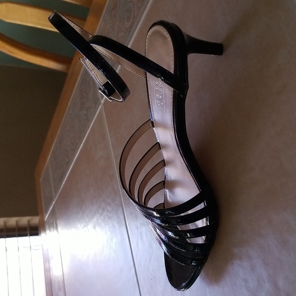 Simply Styled Black Shes - Picture 5 of 6